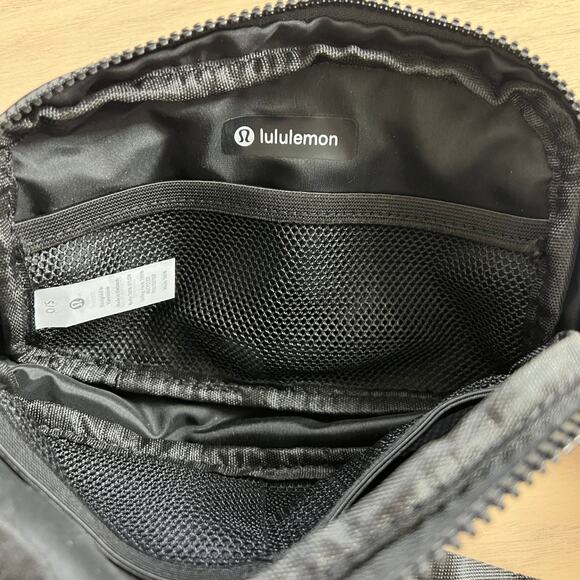 Lululemon Everywhere Wordmark Crossbody Belt Bag 1L - Black with Logo Strap - Picture 5 of 5